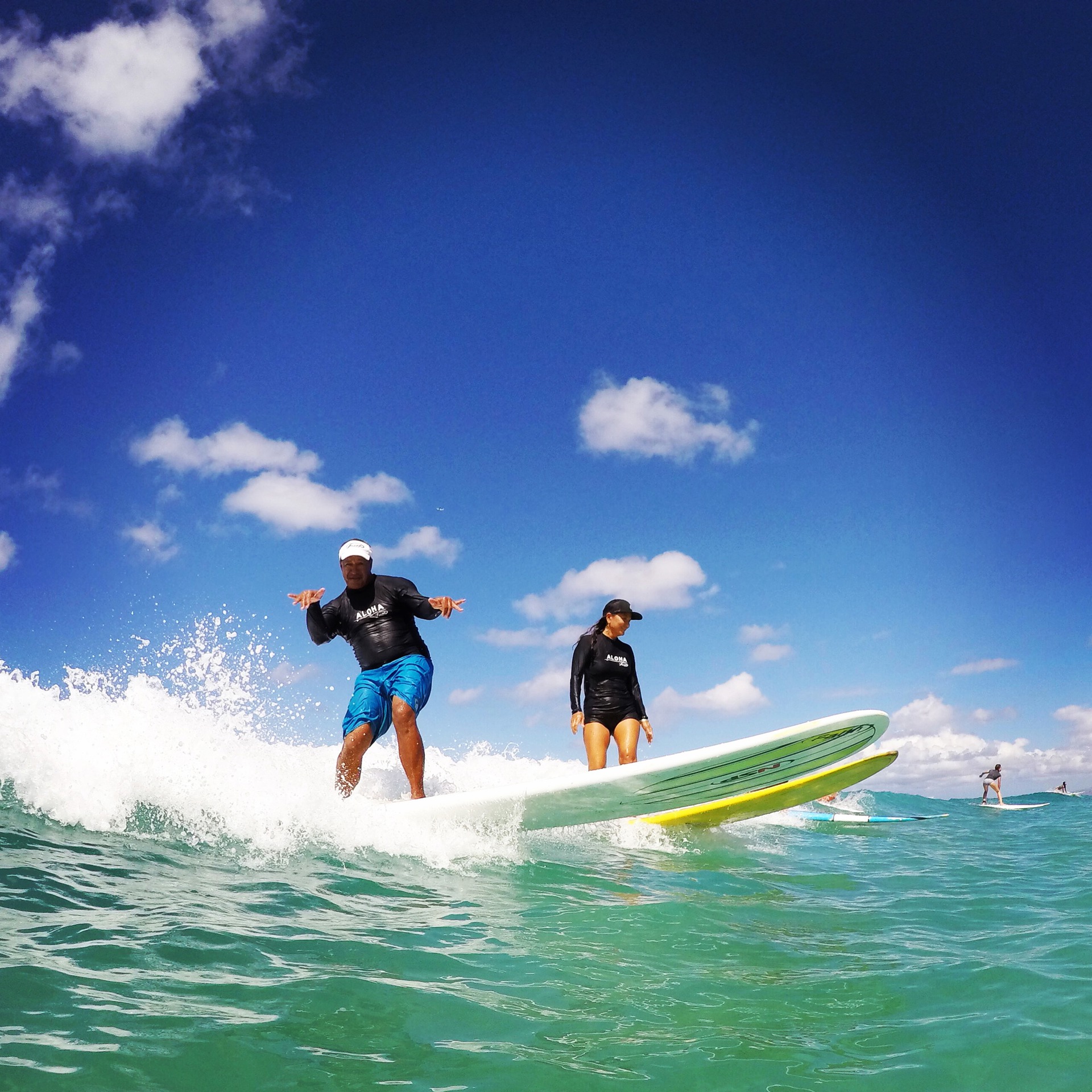 와이키키에서 서핑하는 법을 배우는 것